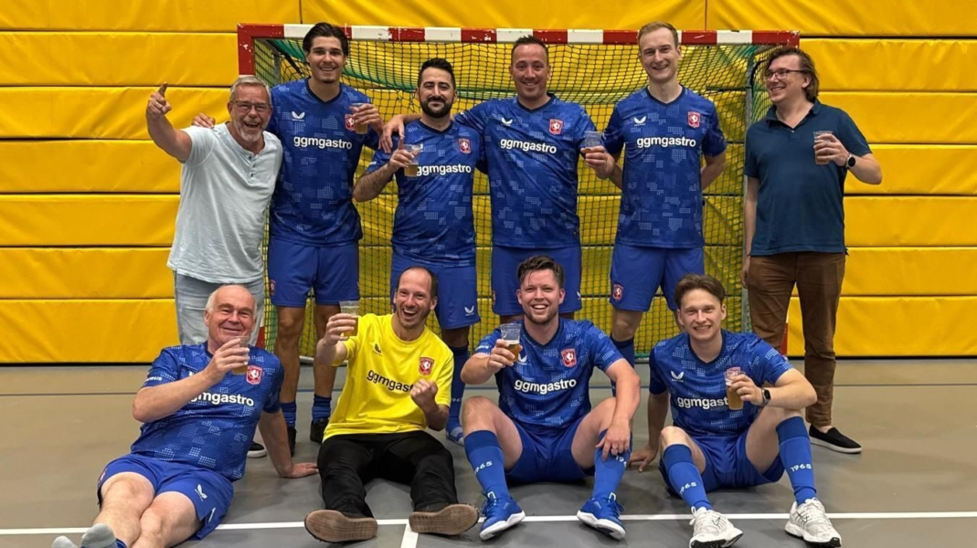 Groepsfoto Enschedese raadsleden zaalvoetbal Danny van Wakeren