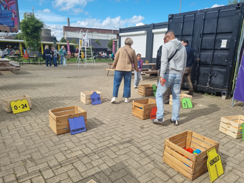 Bezoekers geven antwoord doormiddel van ballen werpen