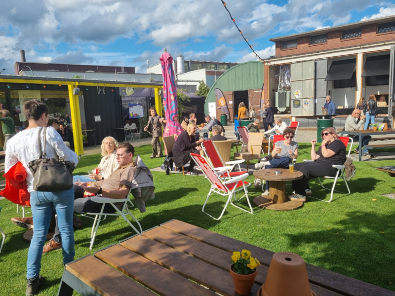 Bezoekers op festivalterrein