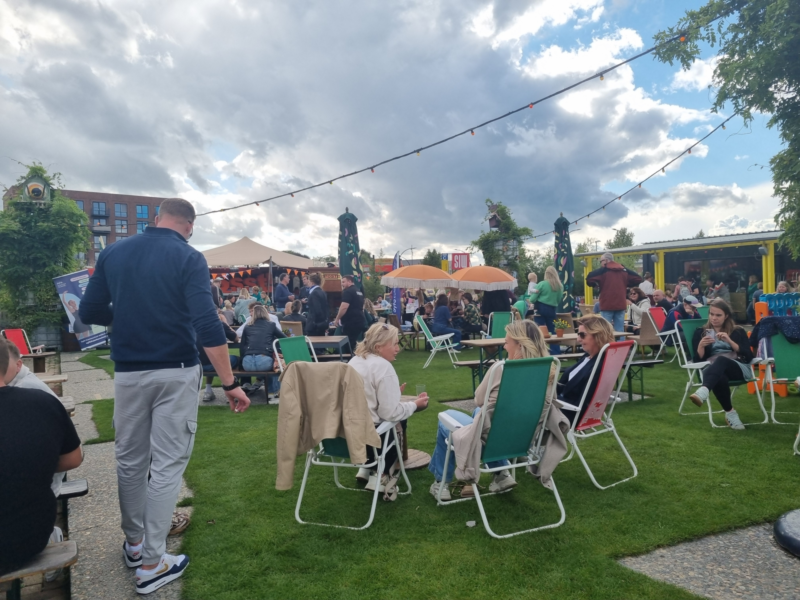 Bezoekers op festivalterrein