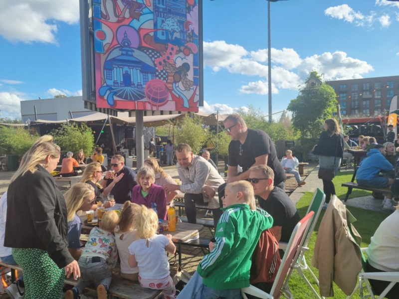 Bezoekers op festivalterrein