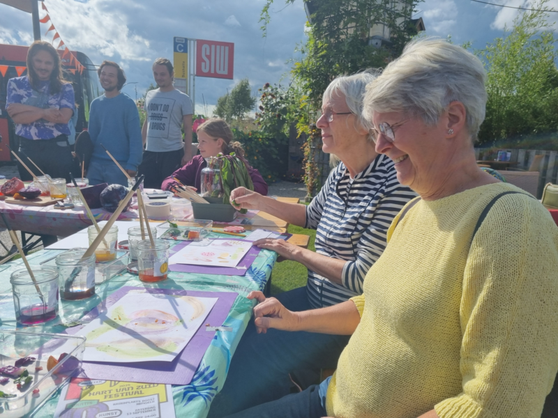 Selma Kamphuis tijdens 'voedselverven'