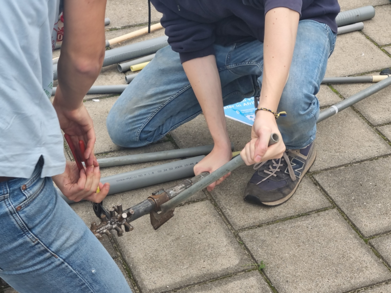 Allard Braakhuis en Tom Heijkamp bezig met put materialen in elkaar zetten