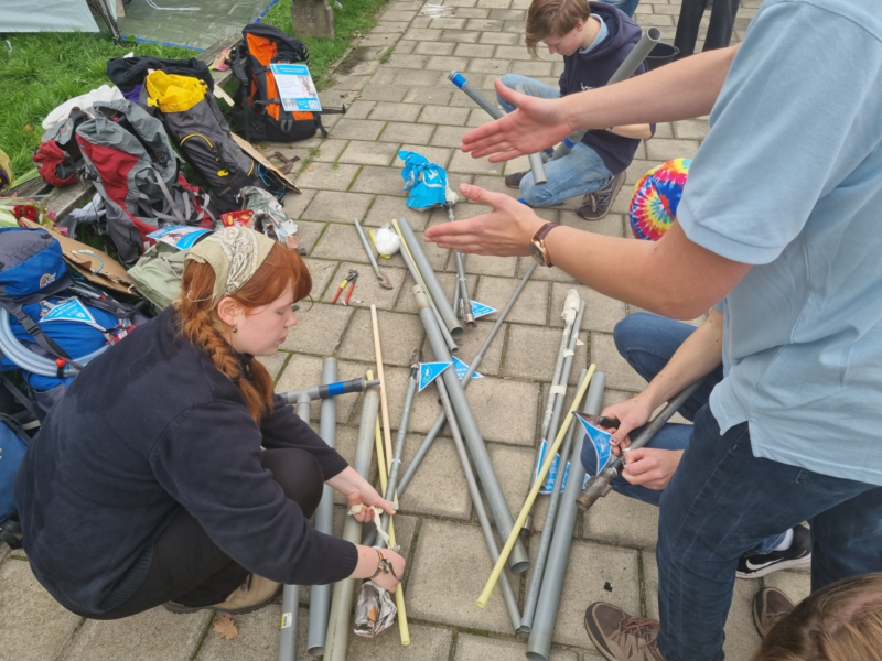 Norah Swart en Tom Heijkamp bezig met materialen uitzoeken om een put te boren