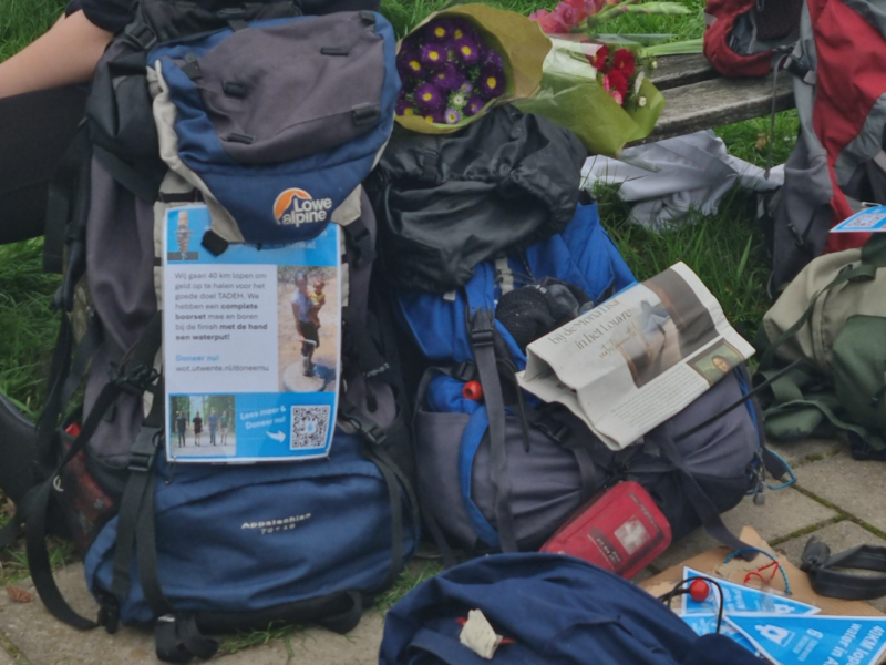 Rugtassen van de WOT studenten tijdens Kennedymars Hengelo