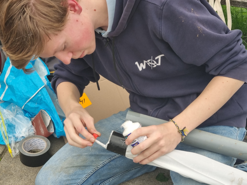 Tom Heijkamp bezig met materialen aan elkaar bevestigen