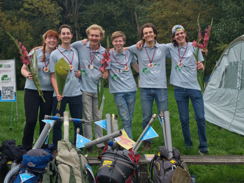 De zes WOT studenten bij de finish Kennedymars Hengelo