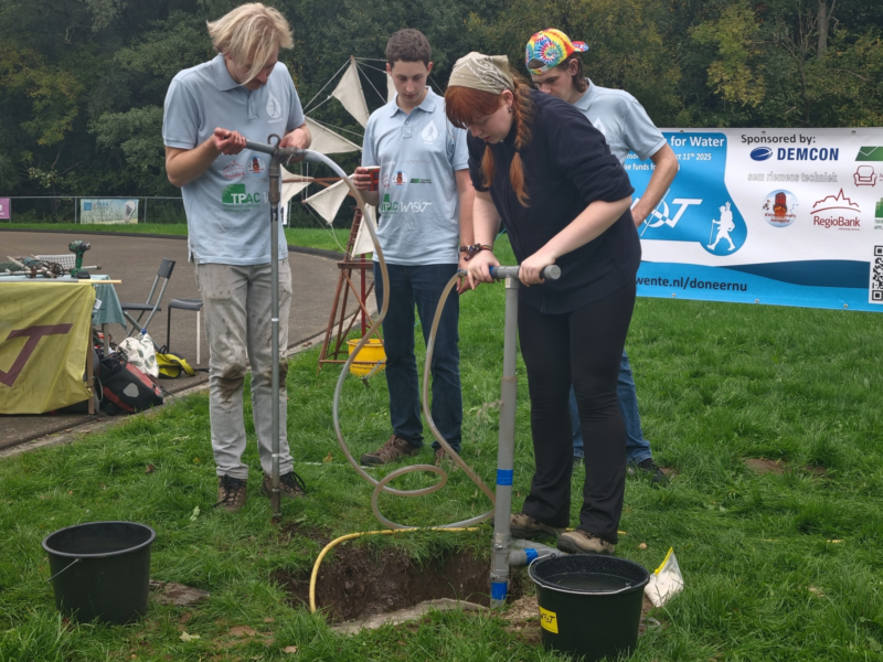 WOT studenten pompen in de put