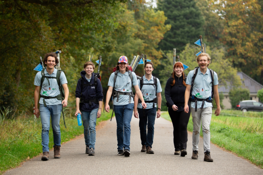 De zes studenten van WOT lopen tijdens Kennedymars Hengelo richting de finish.
