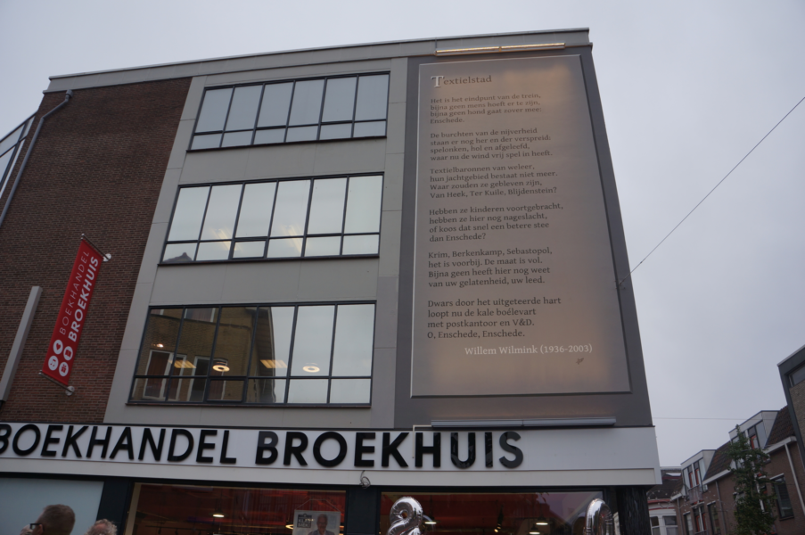 Het gedicht op de gevel