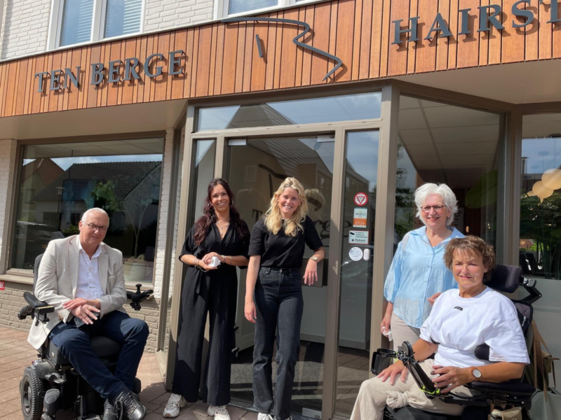Overhandiging Deurbel aan Ten Berge Hairstylers foto 1