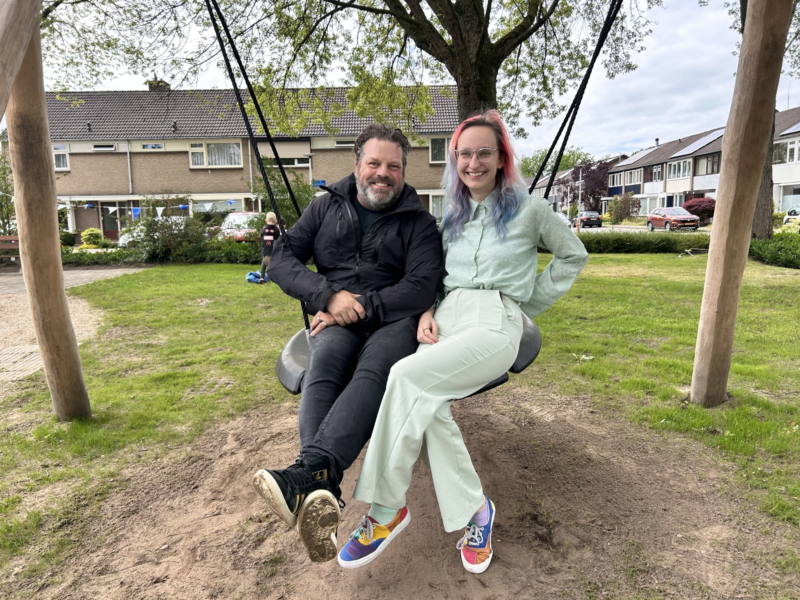 Remko Lulof en Nicolien Boekhoudt testen de nieuwe ligschommel uit