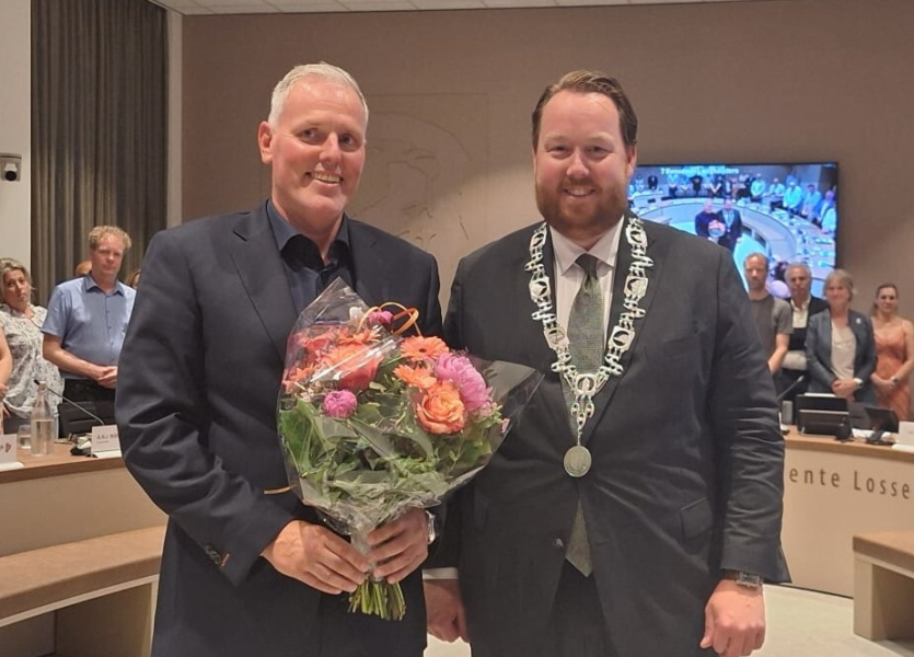 Losser wethouder Sligman met bloemen