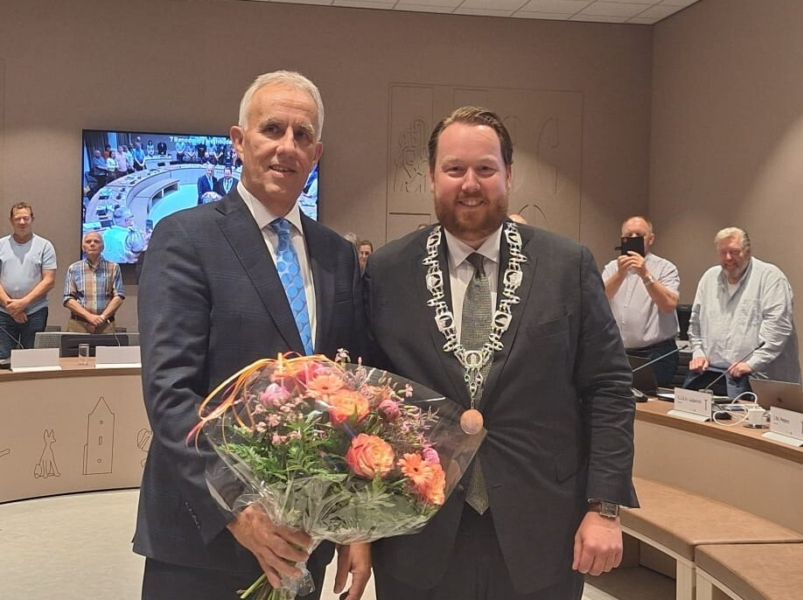 Losser wethouder CDA Scholten met bloemen