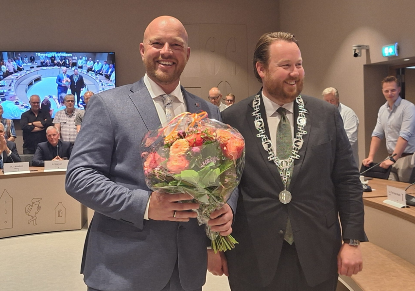 Losser VVD wethouder met bloemen