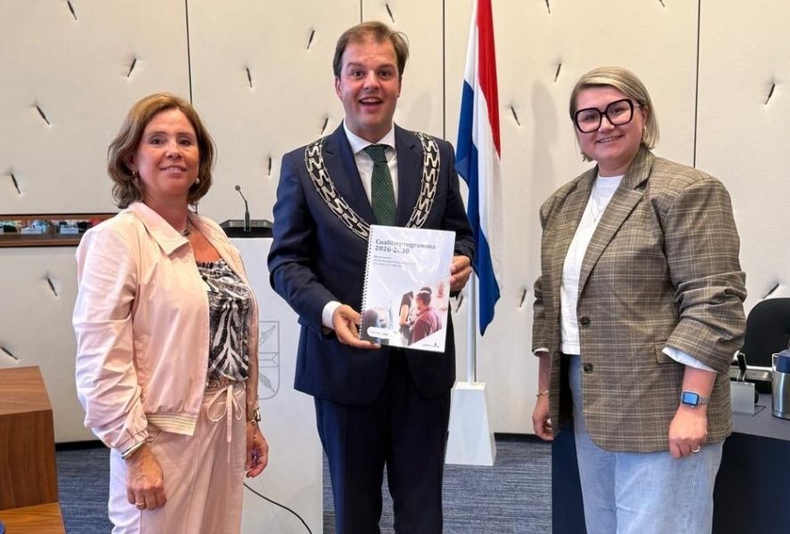 Wierden aanbieden coalitieprogramma Leonie Prieshof en Melanie Langenhof