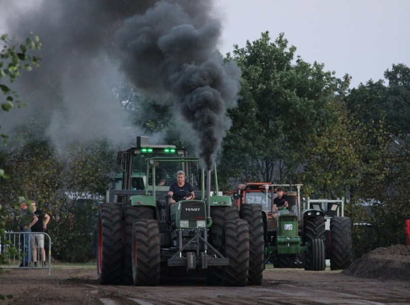 TTF trekker rookwolk liggend