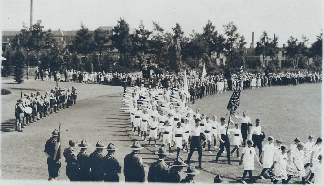 huldiging luchtvaartpionier Scholte - Van Heekpark - Romeinse groet - vereniging