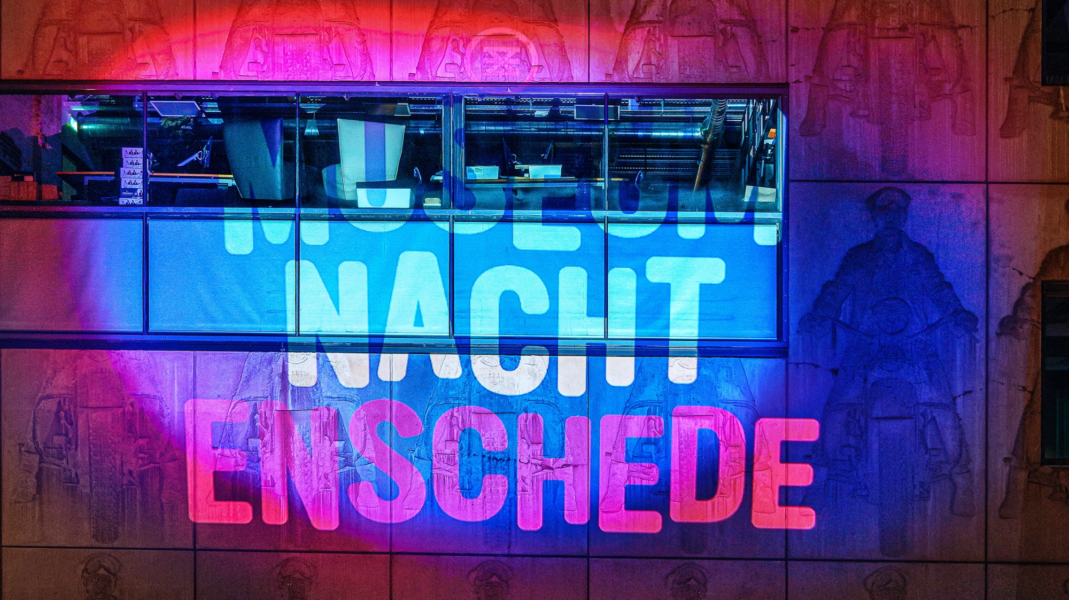 20231103 Museumnacht logo op Balengebouw - Museumnacht Enschede