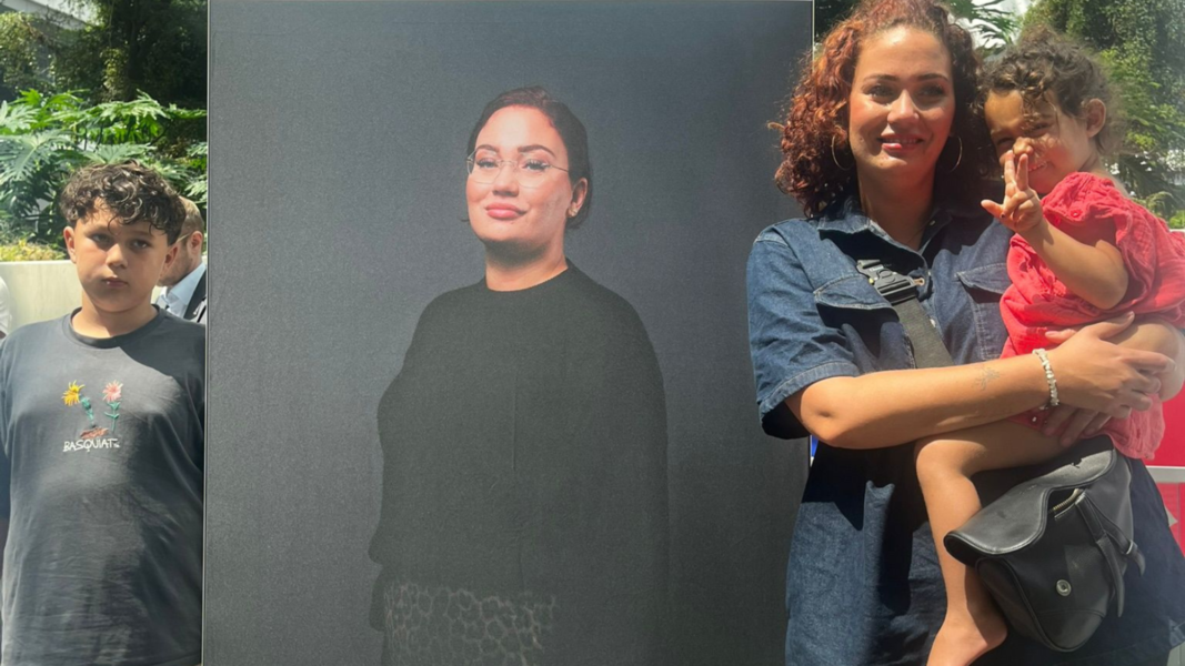 Lisa met kinderen bij haar portret